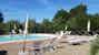 Ghiaia Holiday Villas & Homes: intorno alla piscina sono stati sistemati ombrelloni e sdraio per rilassarsi sotto il sole di Toscana