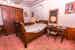 La camera singola al piano terra con letto in legno ottomano