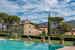 L'ampia piscina con acqua salata condivisa dagli ospiti degli appartamenti di Viticcio